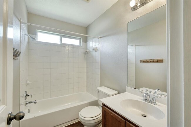 Building Photo - 2824 Bluffstone Dr