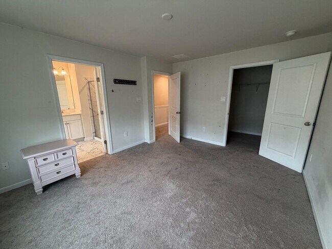 Building Photo - 4-Bedroom Townhouse in Jackson