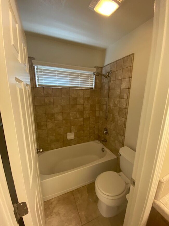 Building Photo - Rare Find in Lincoln!  Spacious 3 Bedroom 2.5 Bath Home Walking Distance to the Park