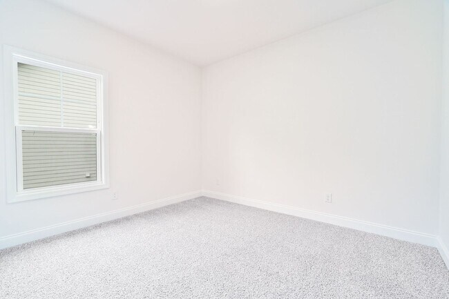 Building Photo - Modern New Build Minutes from Downtown Cha...