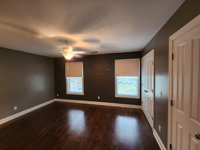 Building Photo - 4952 Date Palm Dr