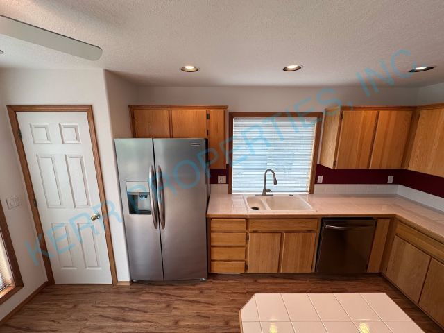 Building Photo - Charming 3-Bed Oasis on SE Sedona Dr - Spa...