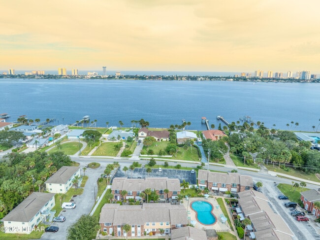 Building Photo - 2200 S Palmetto Ave