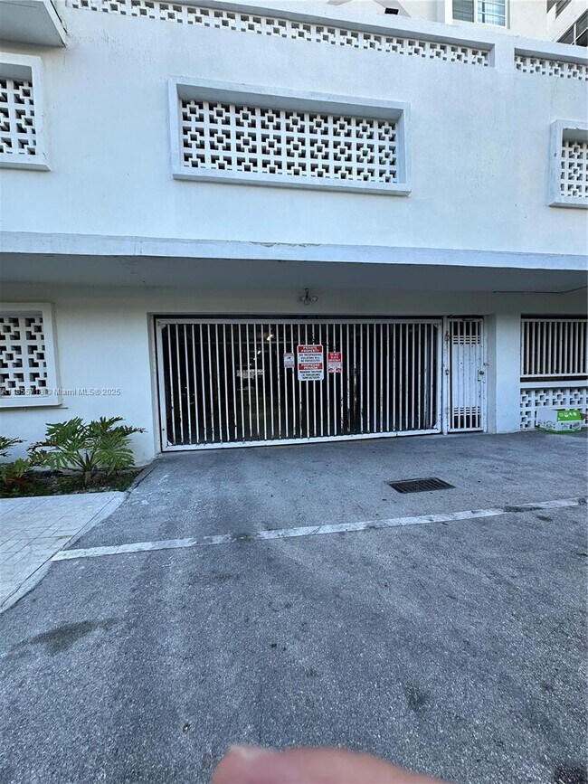 Building Photo - 1750 James Ave