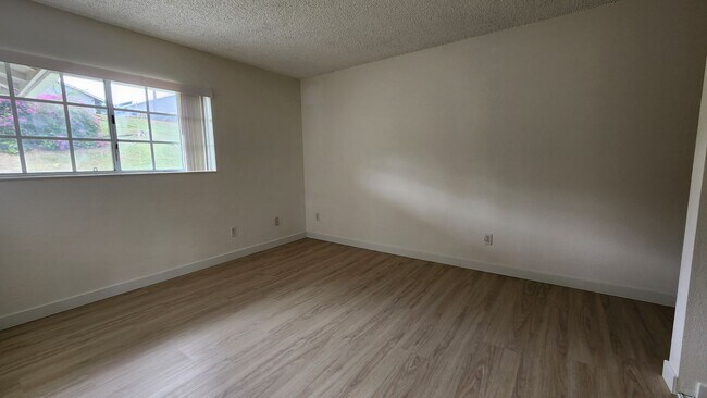 Building Photo - Partially Remodeled 1/1/1 in West Loch Fairways