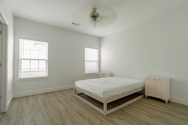 Building Photo - Beautiful 4 bedroom, 3.5 bathroom home in ...