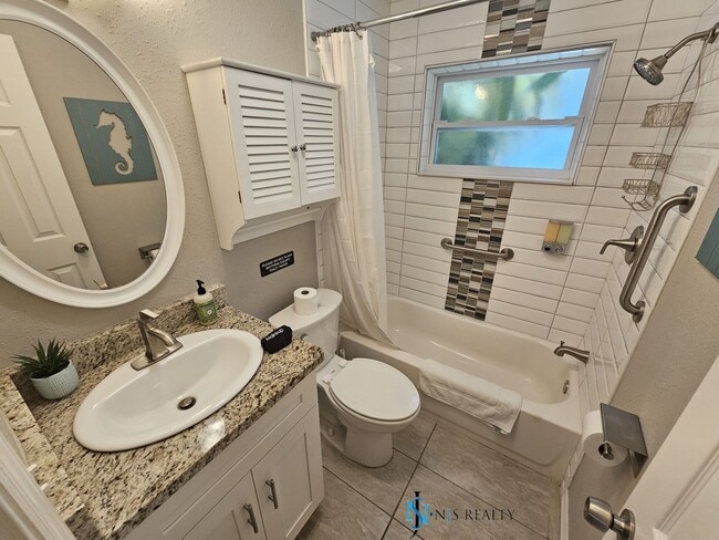 Building Photo - JUST REDUCED... must see beautiful 3/2 1071 Sq. Ft. with a POOL!! Gorgeous updated Kitchen & bath...
