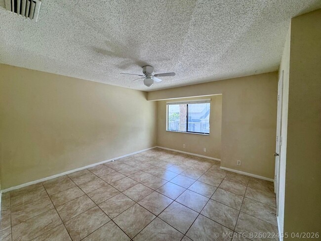 Building Photo - 704 Riverside Dr