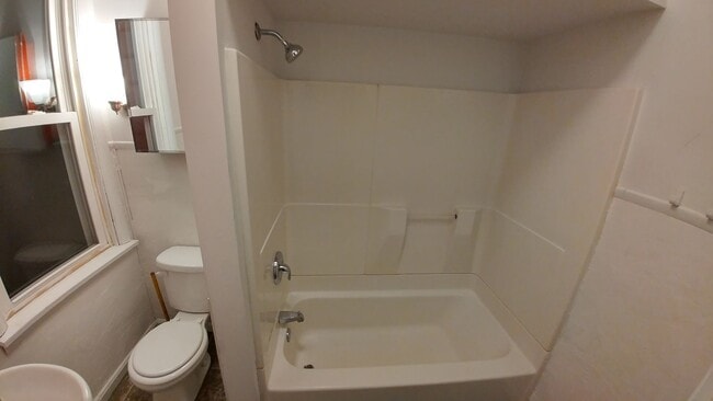 Building Photo - Large 3 bedroom, 2 bathroom freshly renovated house with stainless steel appliances!!