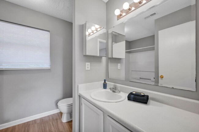 Building Photo - 305 Country Club Dr NE