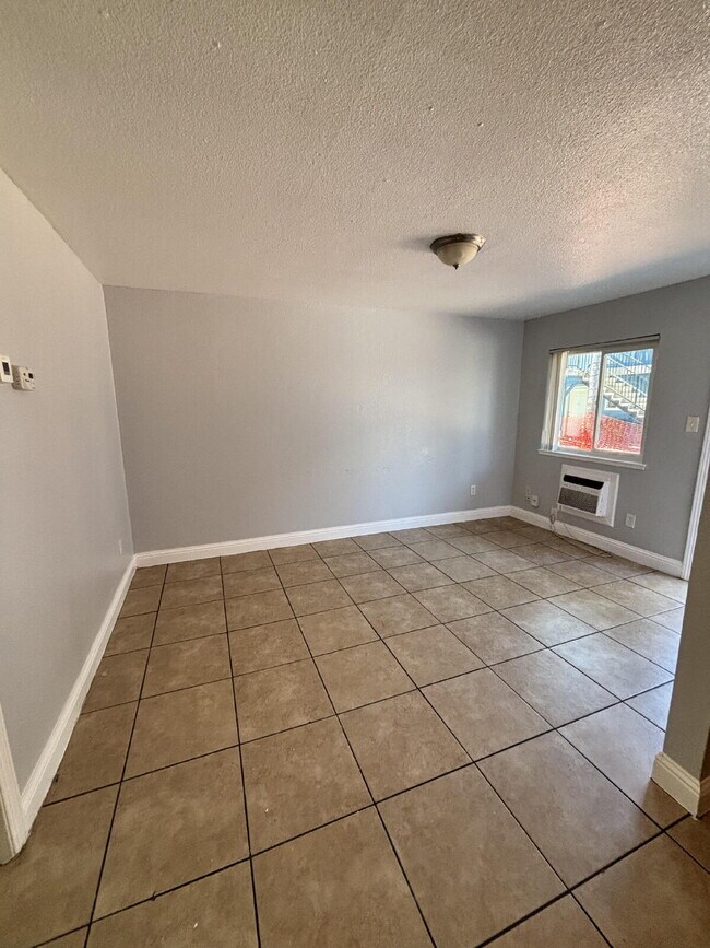 Building Photo - Controlled access community - Parking On Site - Laundry On Site $500 Moves You In - Up to One Mon...
