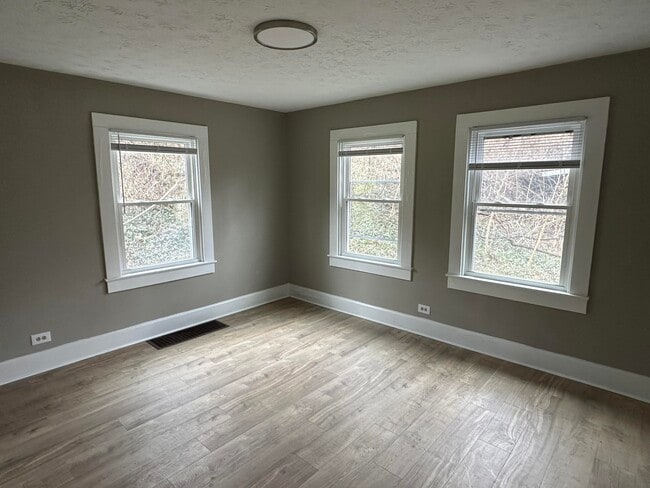 Building Photo - 302 Clay St