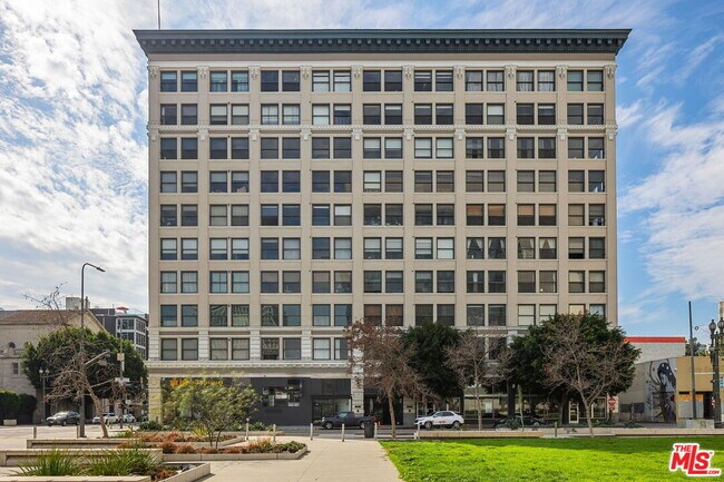 Primary Photo - 108 W 2nd St