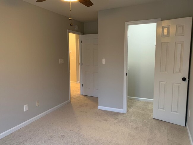 Building Photo - 5 Bed | 3.5 Bath House with Finished Basem...