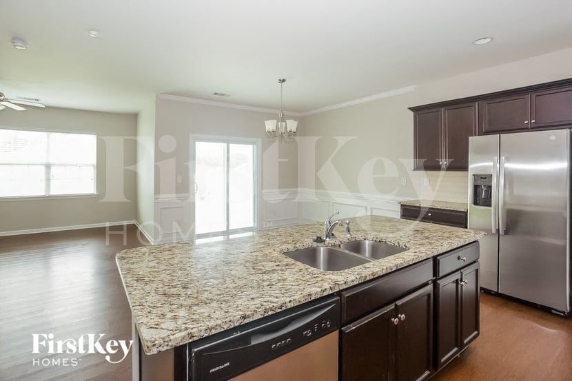 Building Photo - 133 Kingsway Dr