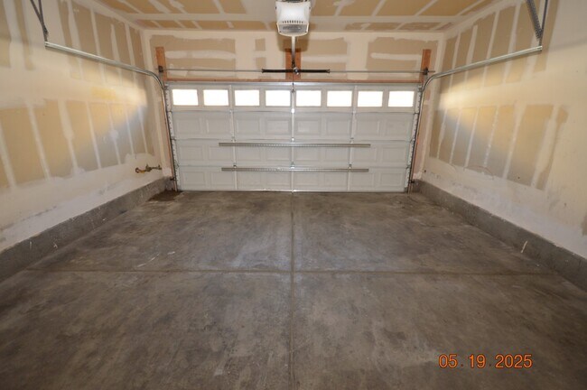 Building Photo - 6321 Desert Leaf St