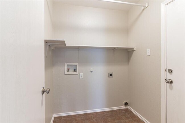 Building Photo - 1908 Candlelight Dr