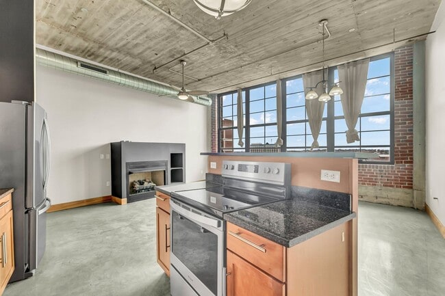 Building Photo - Beautiful 2-bedroom loft with garage parking, and community room with swimming pool!