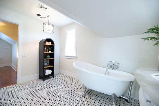 Building Photo - 69 W Lynwood St