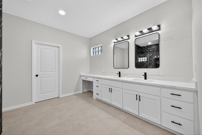 Building Photo - 10594 Rustling Oaks Dr