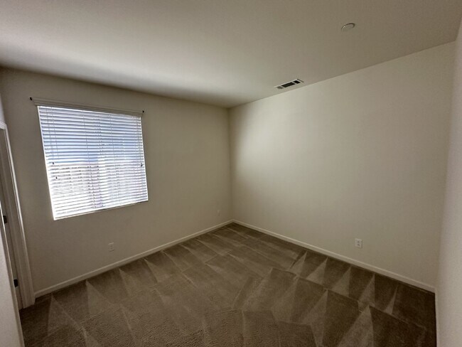 Building Photo - Gorgeous 4 Bedroom, 2.5 Bath Single Story in Summer Lakes Community