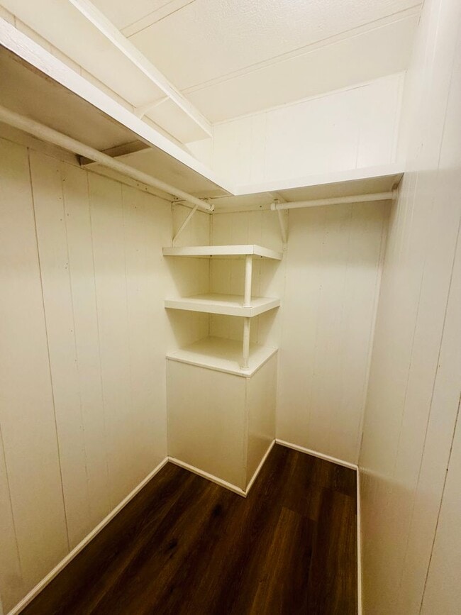 Building Photo - Welcome to your Florida retirement dream in desirable Hollywood Estates.