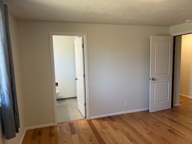 Building Photo - Updated 3-bedroom, 2-bathroom house in desirable Thurston neighborhood!