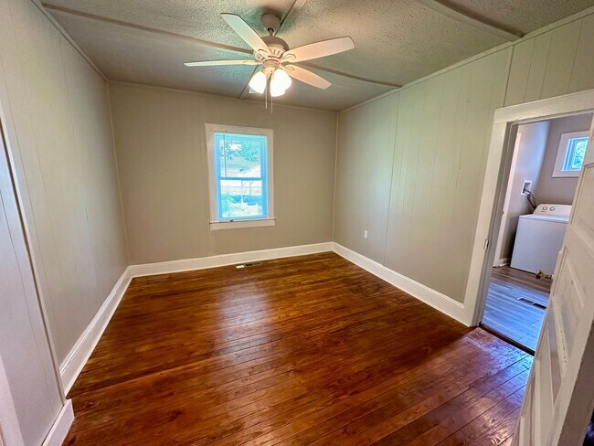 Building Photo - The High Street Charmer