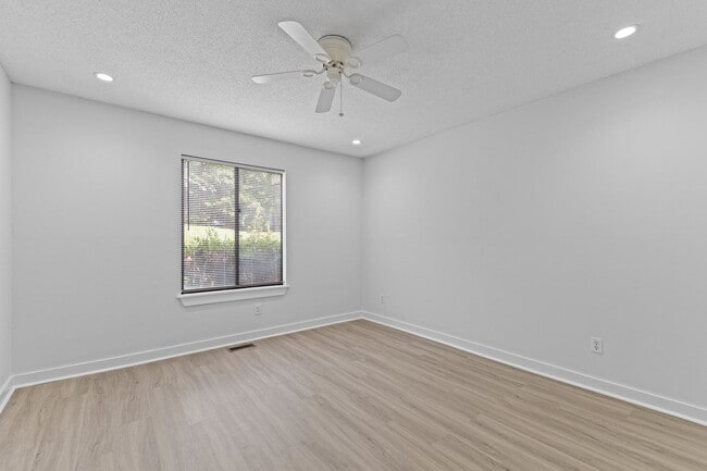Building Photo - AVAILABLE NOW - Updated 2 Bedroom Duplex w...