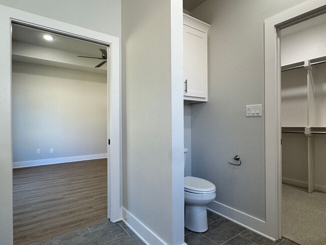Building Photo - 9256 Villas Ct