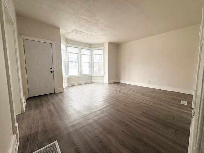 Building Photo - 527 5th St