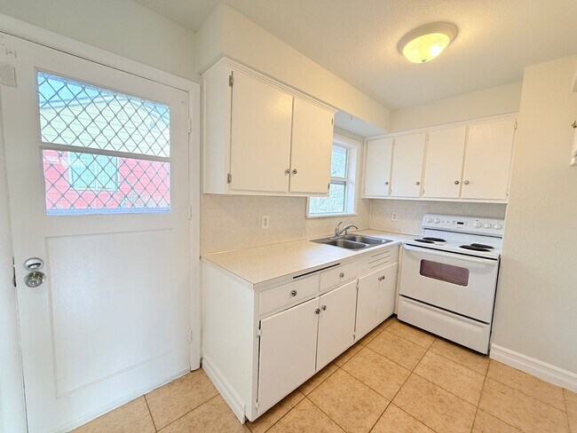 Building Photo - Updated 3-Bedroom Home with Fenced Yard & Garage in Portland