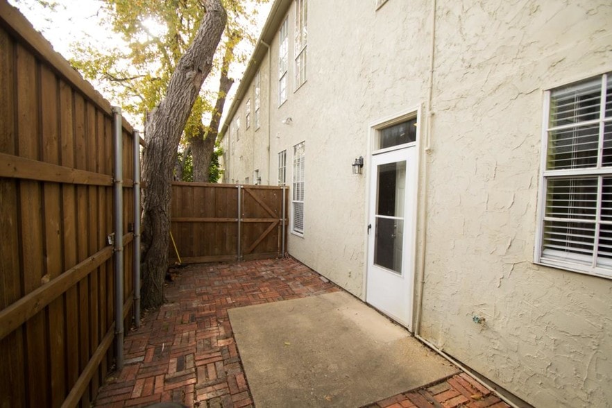 Patio - 1818 N Fitzhugh Ave