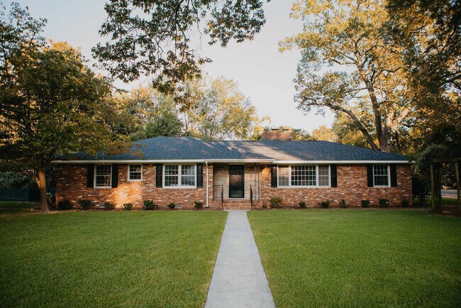 Building Photo - 946 Magnolia St SE