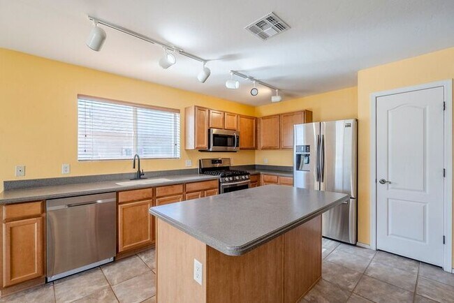 Building Photo - Pending/ Rented - Bright & Spacious 3-Bed ...