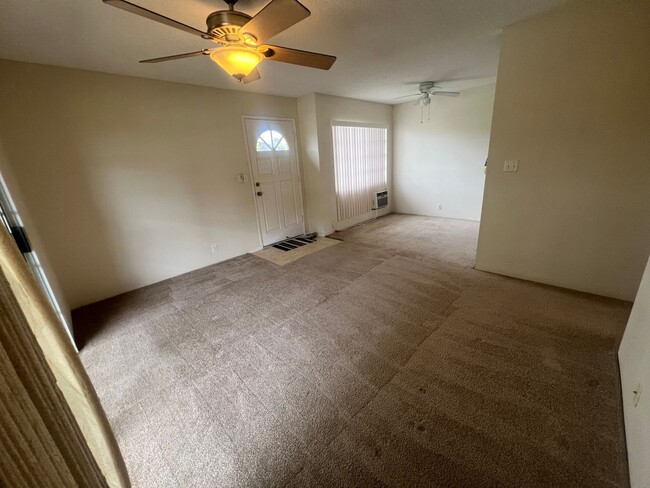 Building Photo - Very nice 2 bedroom, 1 bath unit with 2 pa...