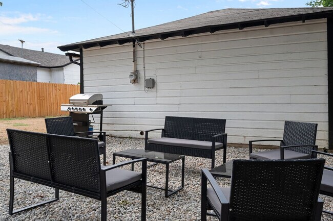 Building Photo - 826 Dalworth St