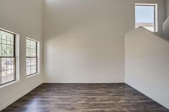 Building Photo - Charming 4 Bedroom 3 Bath 3 Car garage Hom...