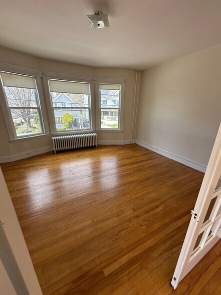 Building Photo - 213 Pine St