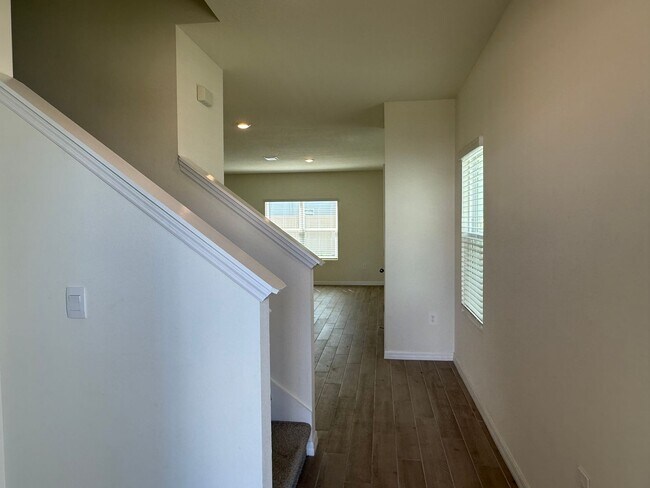 Building Photo - Spacious 4-Bedroom Modern Home in Oaks Preserve – Perfect Gainesville Location