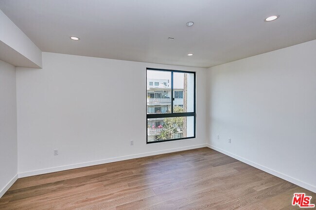 Building Photo - 328 N Maple Dr