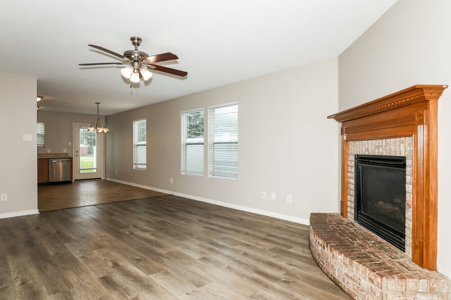 Building Photo - 8039 Bach Dr