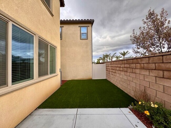 Building Photo - SOLAR INCLUDED! Stunning 3 Bedroom Home in...