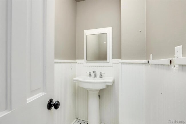 Building Photo - 2900 E Jefferson Ave