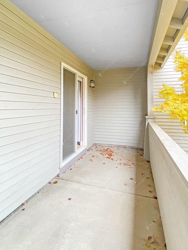 Building Photo - Single-level 3 BR-2BA Home in SE Bend