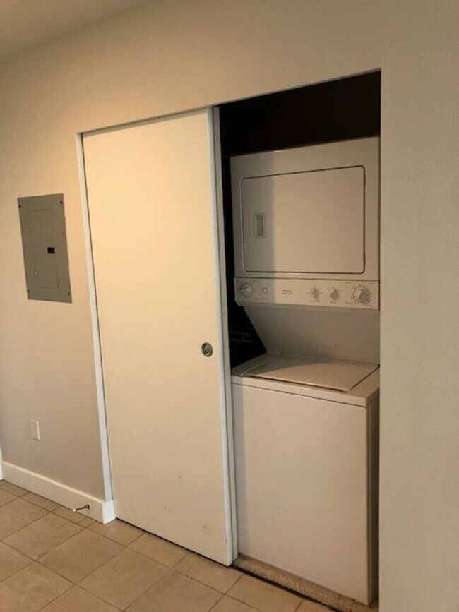 Building Photo - Prime Belltown TOP FLOOR Condo