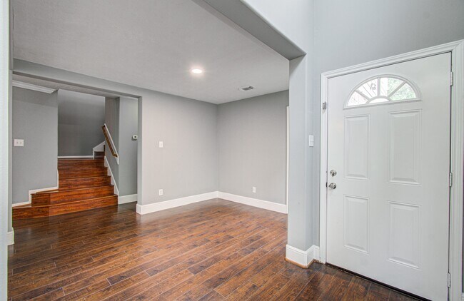 Building Photo - 13963 Maximos Dr