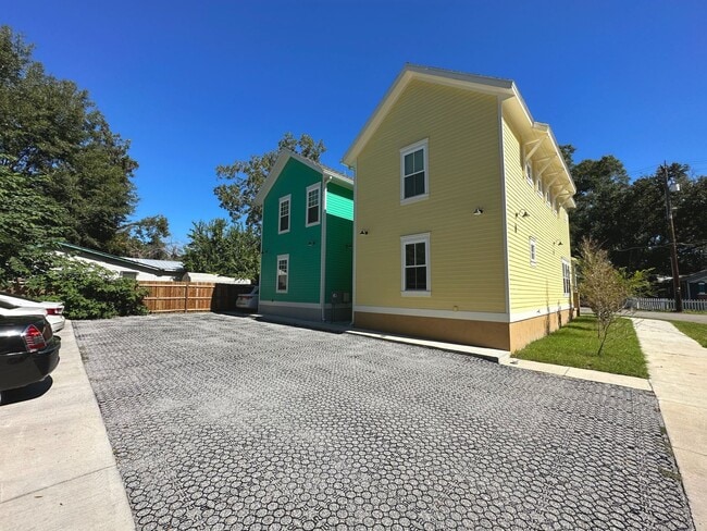 Building Photo - Recently Built 4 Bedroom 4 Bathroom House ...