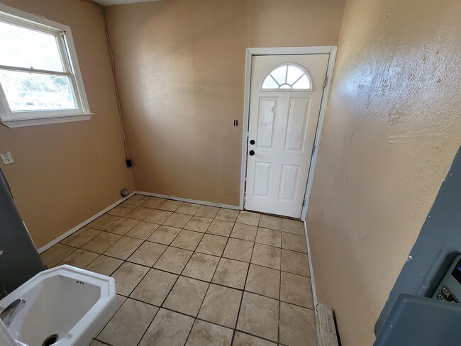 Building Photo - 1012 E Brazos St