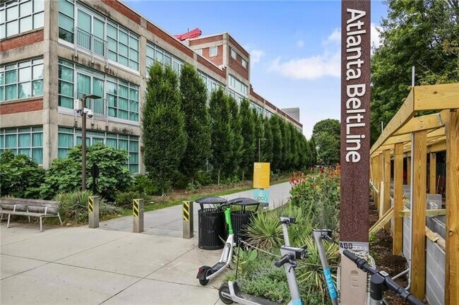 Building Photo - 890 Memorial Dr SE